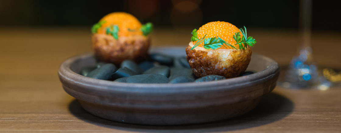 Maträtt upplagd på tallrik.