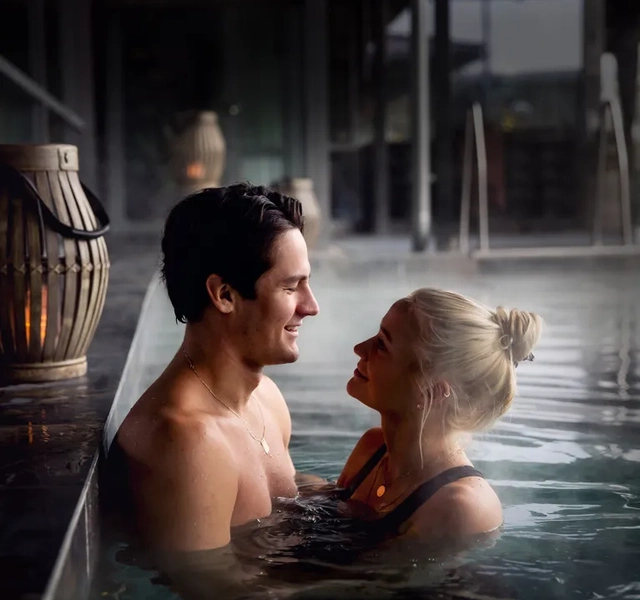 En man och en kvinna sitter i en bubbelpool.