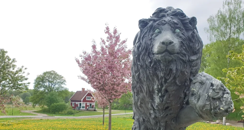 lejonskulptur i skulpturpark