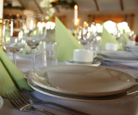 Ett uppdukat festbord.