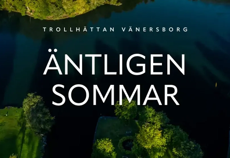 En flygbild av ett vattendrag omgiven av träd.