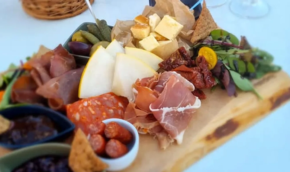 Sommarkvällar på spaterassen med god mat och dryck.