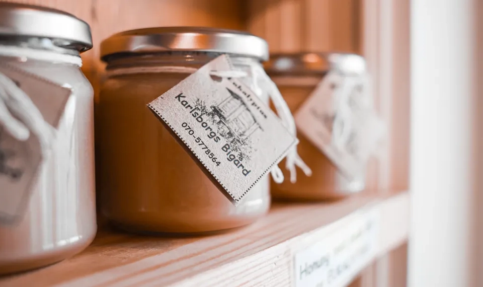 En honungsburk i en gårdsbutik