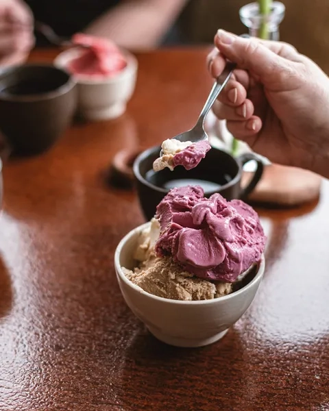 Mäjens närbild glass i skål