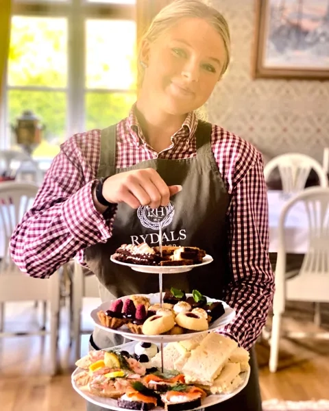 Servitris med läckert kakfat på Rydals Herrgård