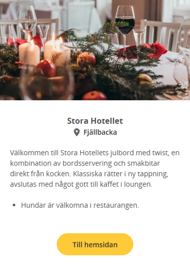 Ett bord med ljus och vinglas på.