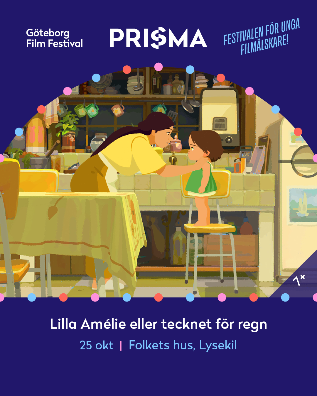 en flicka som står på en stol framför sin mamma som håller henne på axlarna