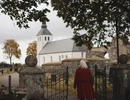 Kvinna utanför en kyrka.