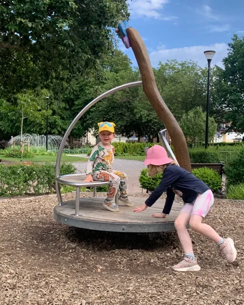 Några barn som leker i en park.