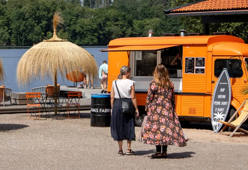 kvinnor på kullersten vid sjö