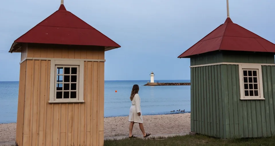 kvinna på guldkroksbadets strand i hjo 