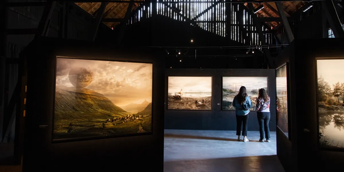 Några personer som tittar på några bilder.