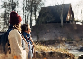 Två kvinnor vandrar på Rosenstigen.