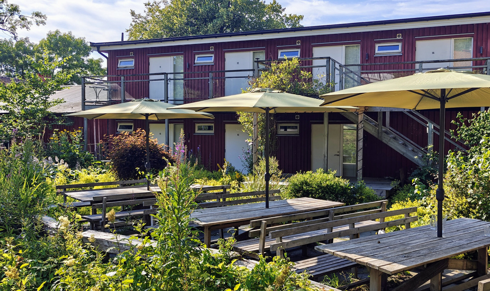 En grupp bord och parasoller utanför en byggnad.