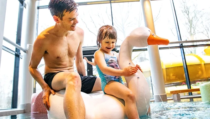 man och barn som badar.