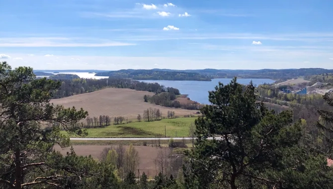 En naturskön vy över en sjö från en kulle.