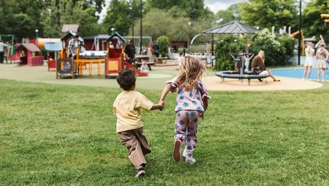 Några barn som står i gräset.