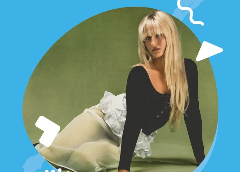 En kvinna i svart topp poserar för en bild.