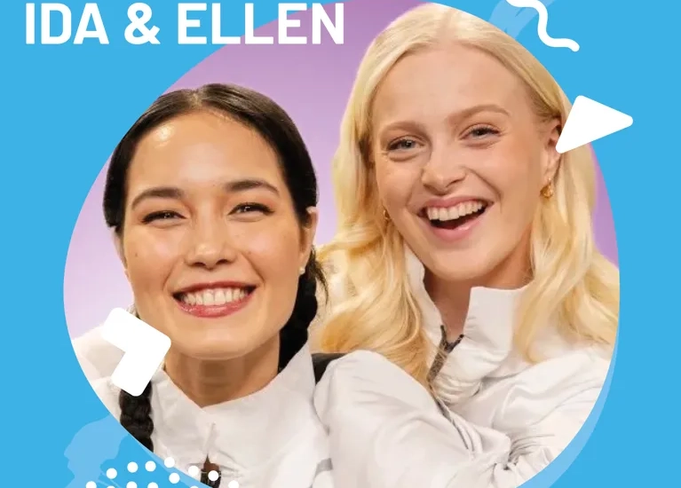 Två kvinnor ler mot kameran.