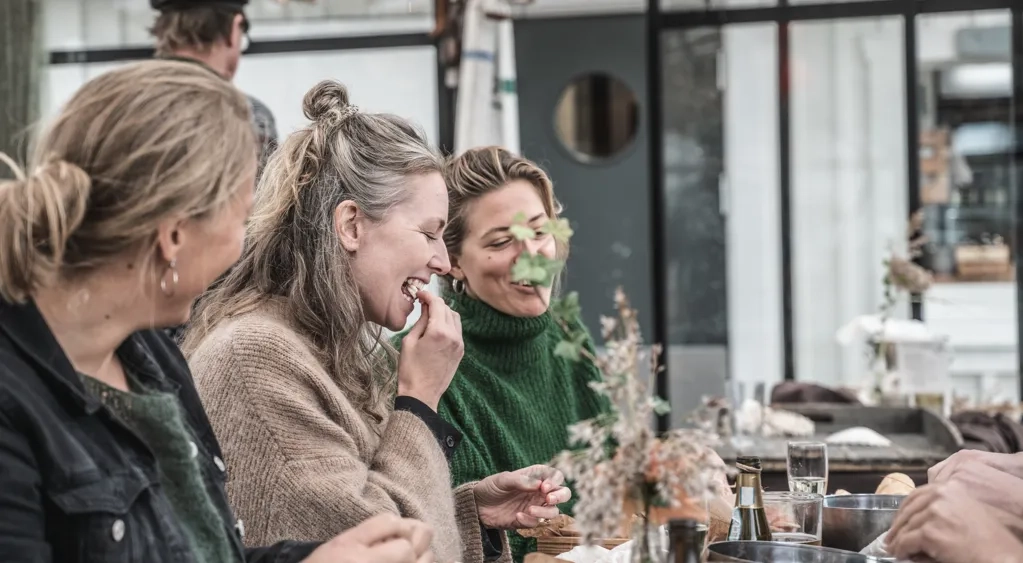 Människor njuter av Hamnkrogen Lotsen
