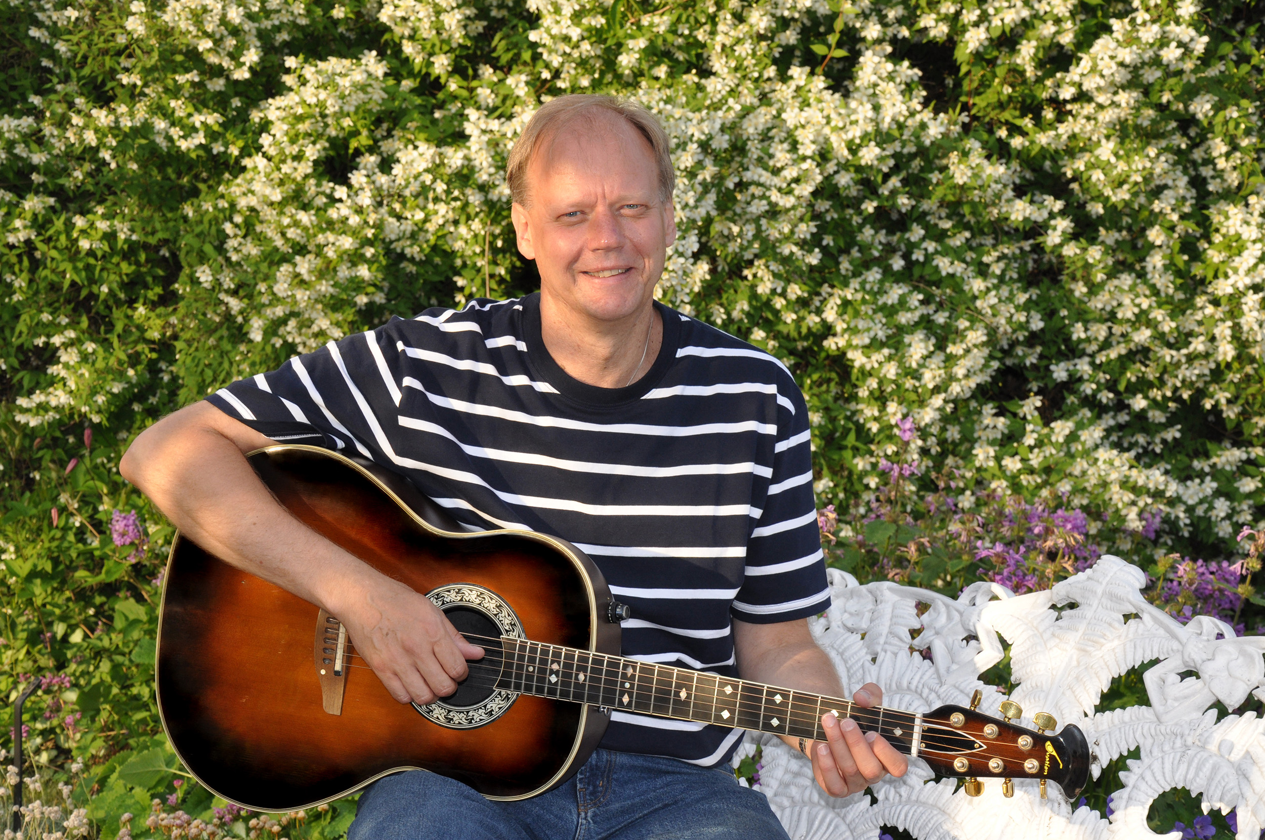 Lasse Siggelin sjunger på Sommargården Planteringen