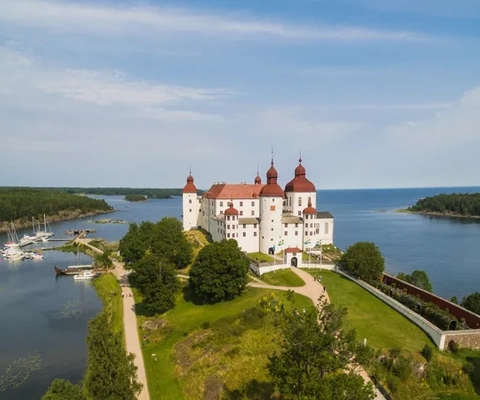 En flygbild av ett slott vid en sjö.