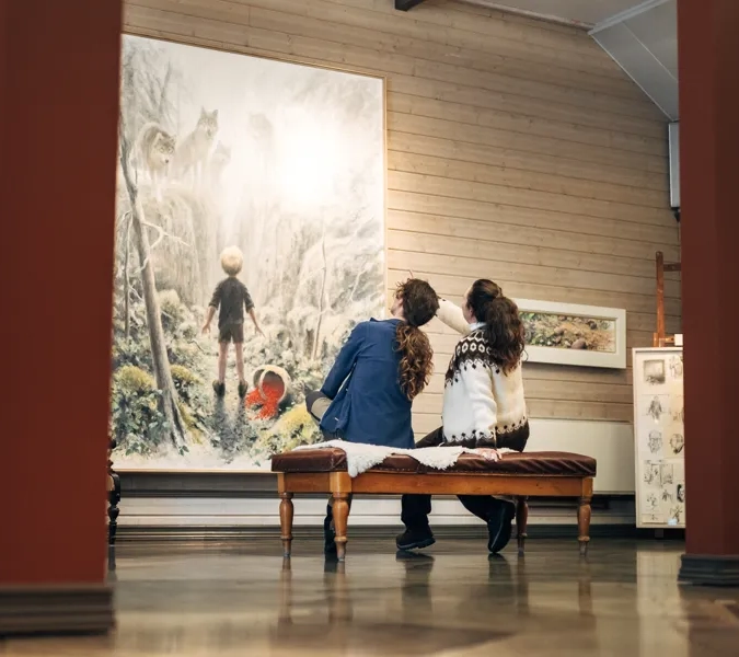 Två kvinnor besöker konsthallen hos Löfwings Atelje och Krog.