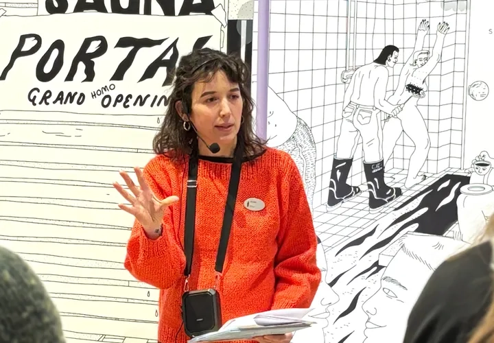 Guide berättar framför konstverk