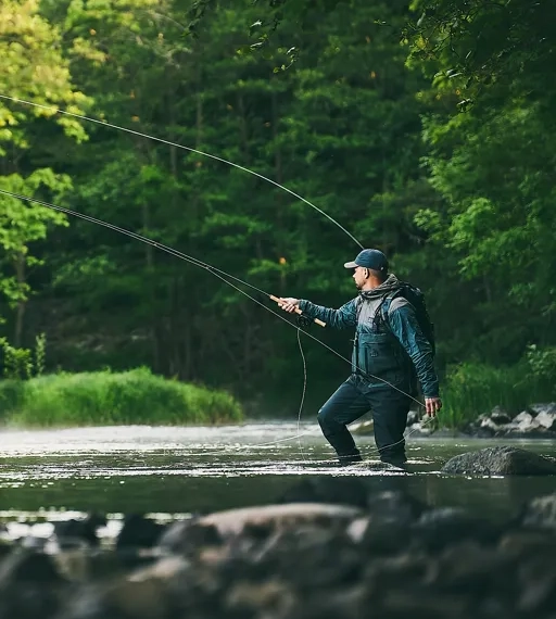 Man fiskar i en Älv.