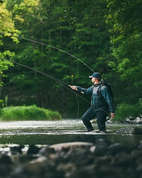 Man fiskar i en Älv.