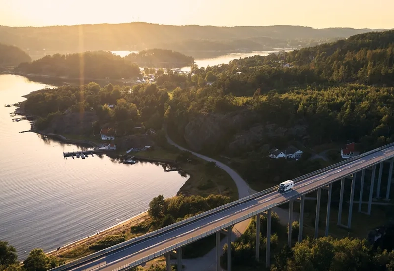 Husbil i vackert solljus.