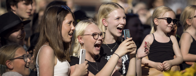 En grupp människor som står bredvid varandra.