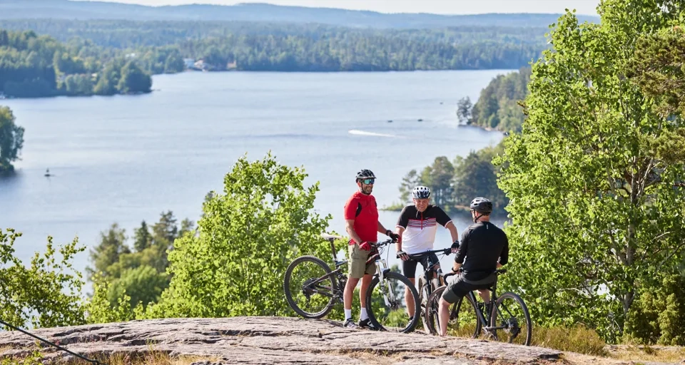 Grupp människor som cyklar.