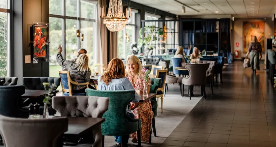 Människor som besöker en hotellrestaurant.