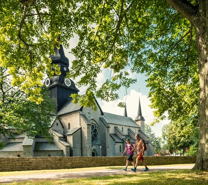 Två vandrare vid Varnhems klosterkyrka