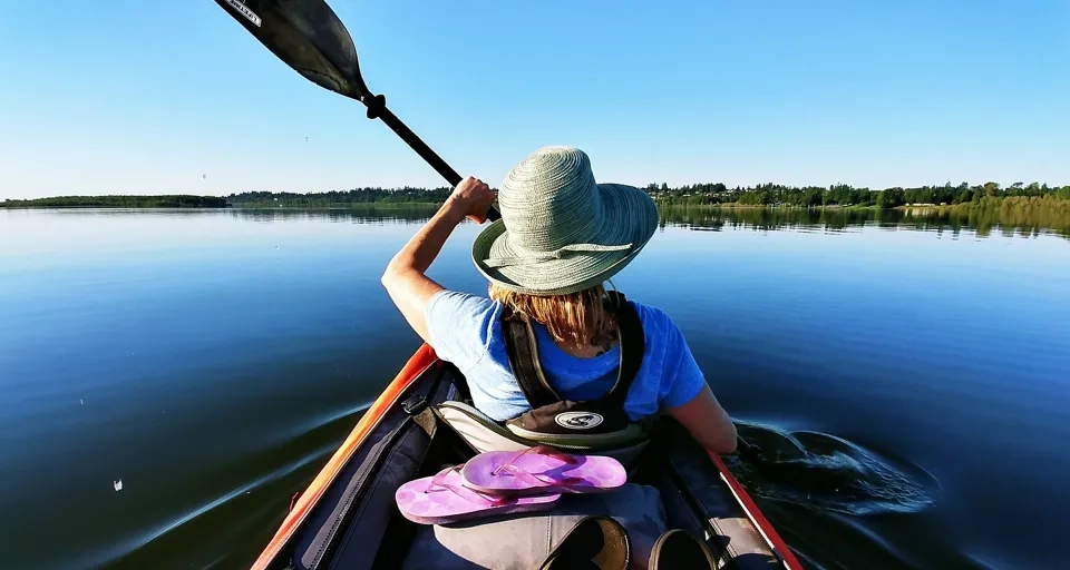 En person i en kanot som paddlar på vattnet.