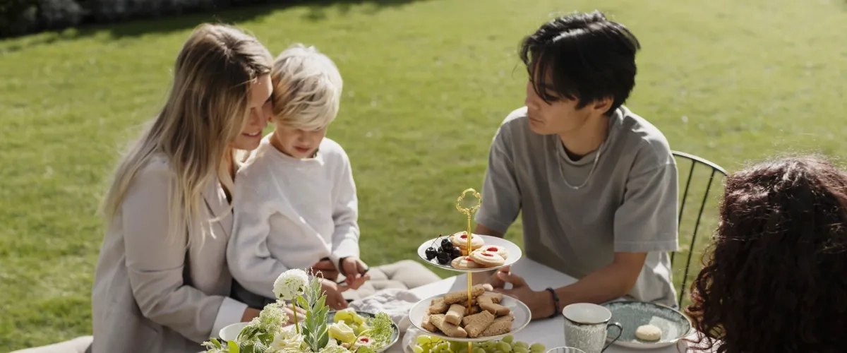 en uppdukat bord med rörstrandsporslin