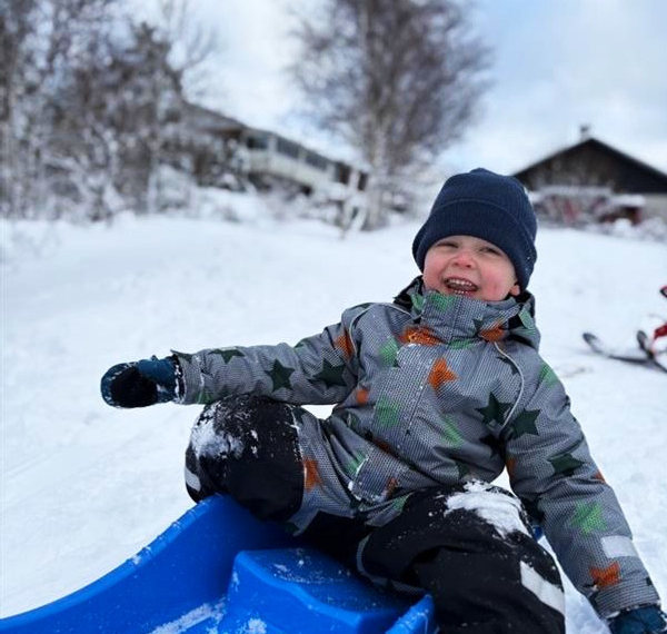 Pojke och blå pulka