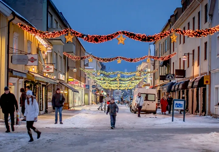 En grupp människor som går längs en snötäckt gata.