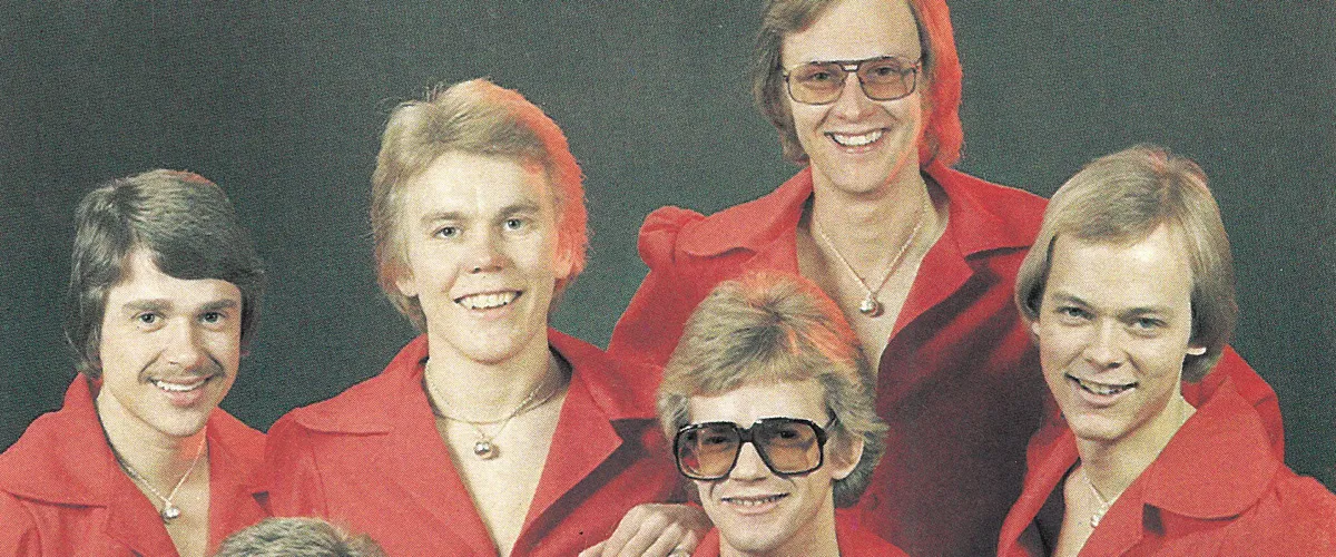 Färgprakt, platåskor och galna kreationer-visning i Dansband