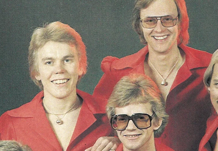 Färgprakt, platåskor och galna kreationer-visning i Dansband