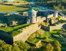 En flygbild av ett slott med en flod i bakgrunden.