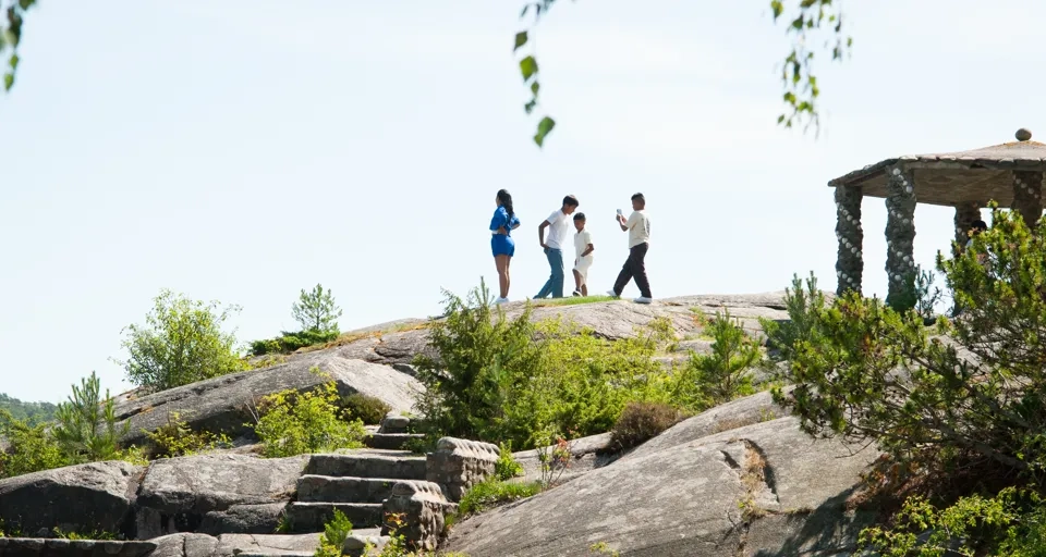 fyra barn leker på Alaska