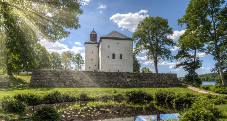 Torpa stenhus i solsken