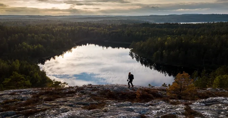 En man som vandrar på Sörknatten i Dalsland.
