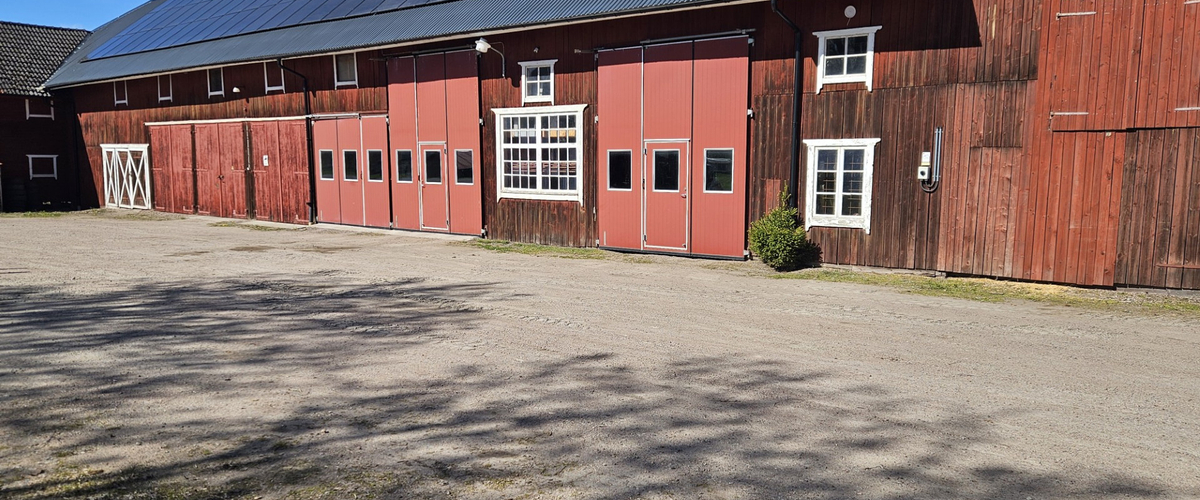 En röd byggnad i trä