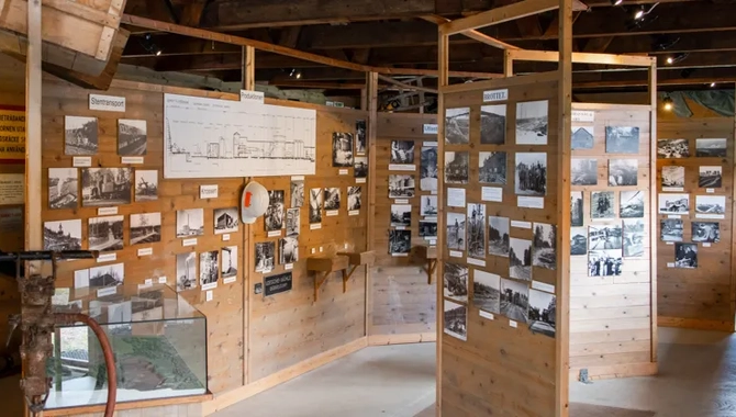 Falkängens hantverksby med historiska byggnader och grönskande omgivningar.