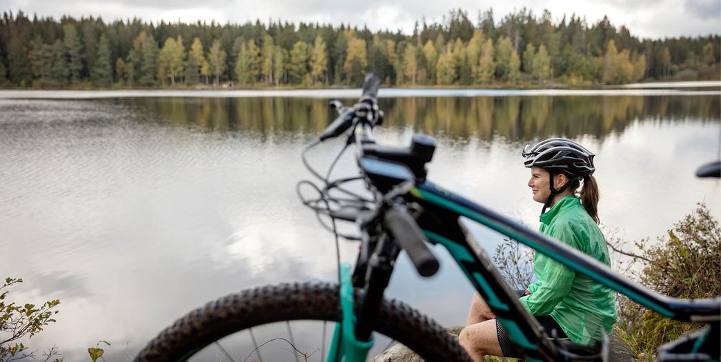 Tjej med cykel upp på Billingen.