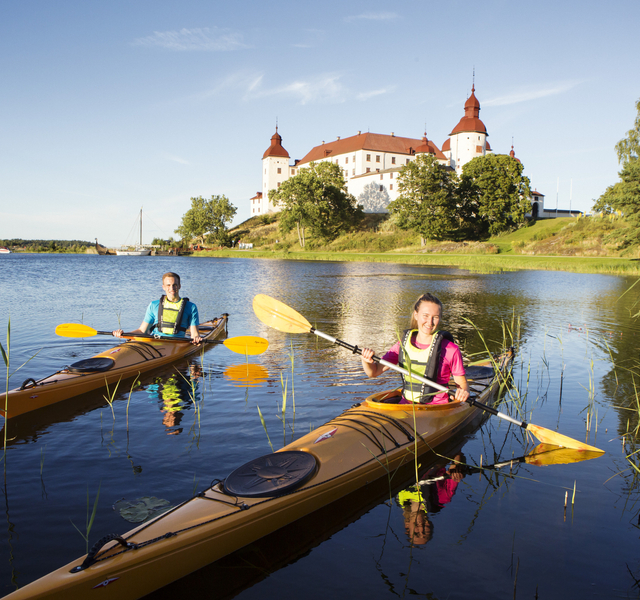 A couple of people that are in some kayaks.