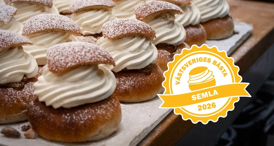 Ett bord med massor av bakverk täckta av glasyr.